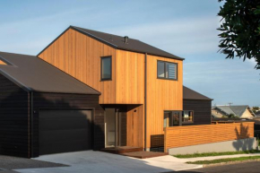 Twin Peaks Beach House - New Plymouth Holiday Home